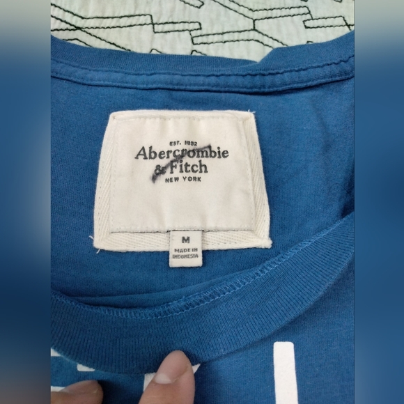 Abercrombie and Fitch Medium Tee - Picture 8 of 9